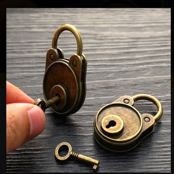 Source Unknown Accessories - Lock and key for bags, backpacks, keyring, brass New in package 1.85"